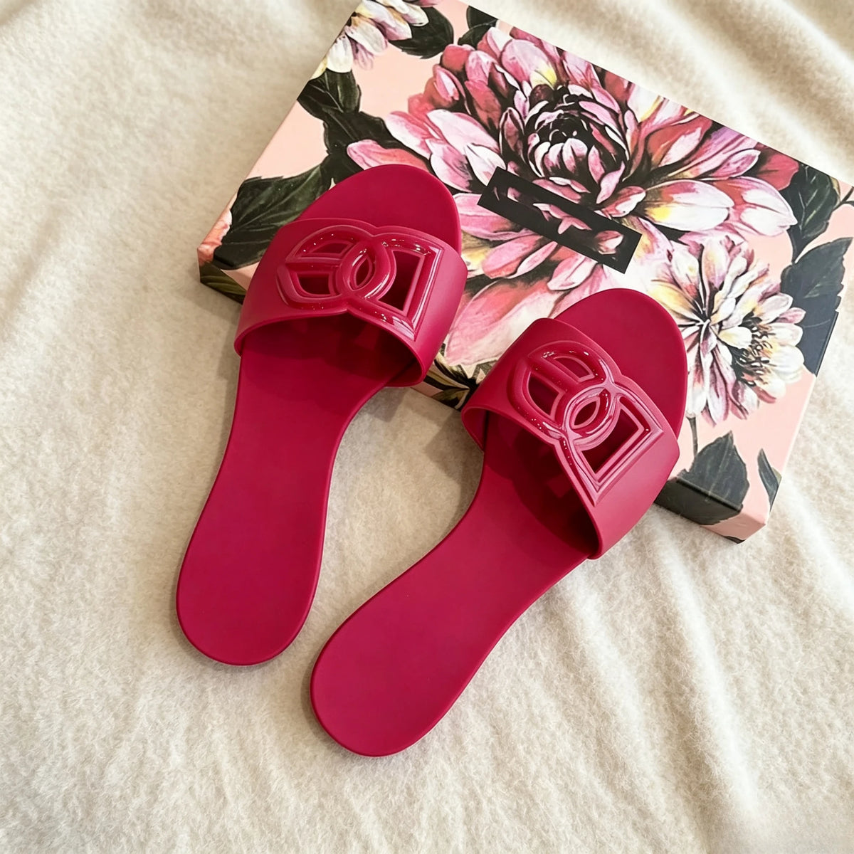 Summer Hot Sale Trendy Fashion Style Jelly Colour Simple Outdoor Indoor Slides for Women Slipper Beach Footwear Cool Sexy