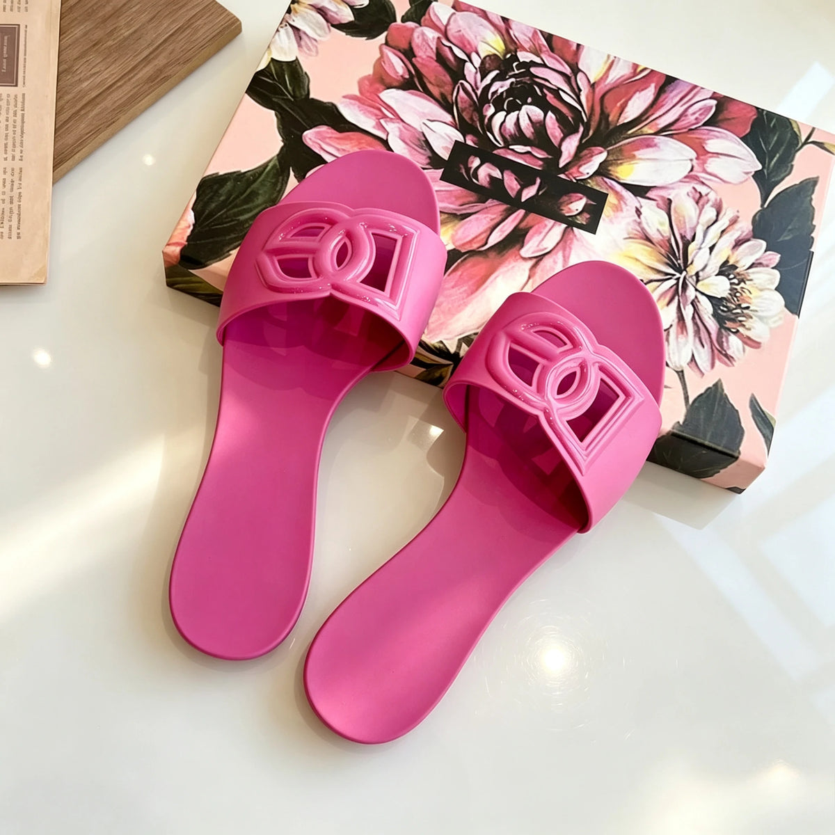 Summer Hot Sale Trendy Fashion Style Jelly Colour Simple Outdoor Indoor Slides for Women Slipper Beach Footwear Cool Sexy