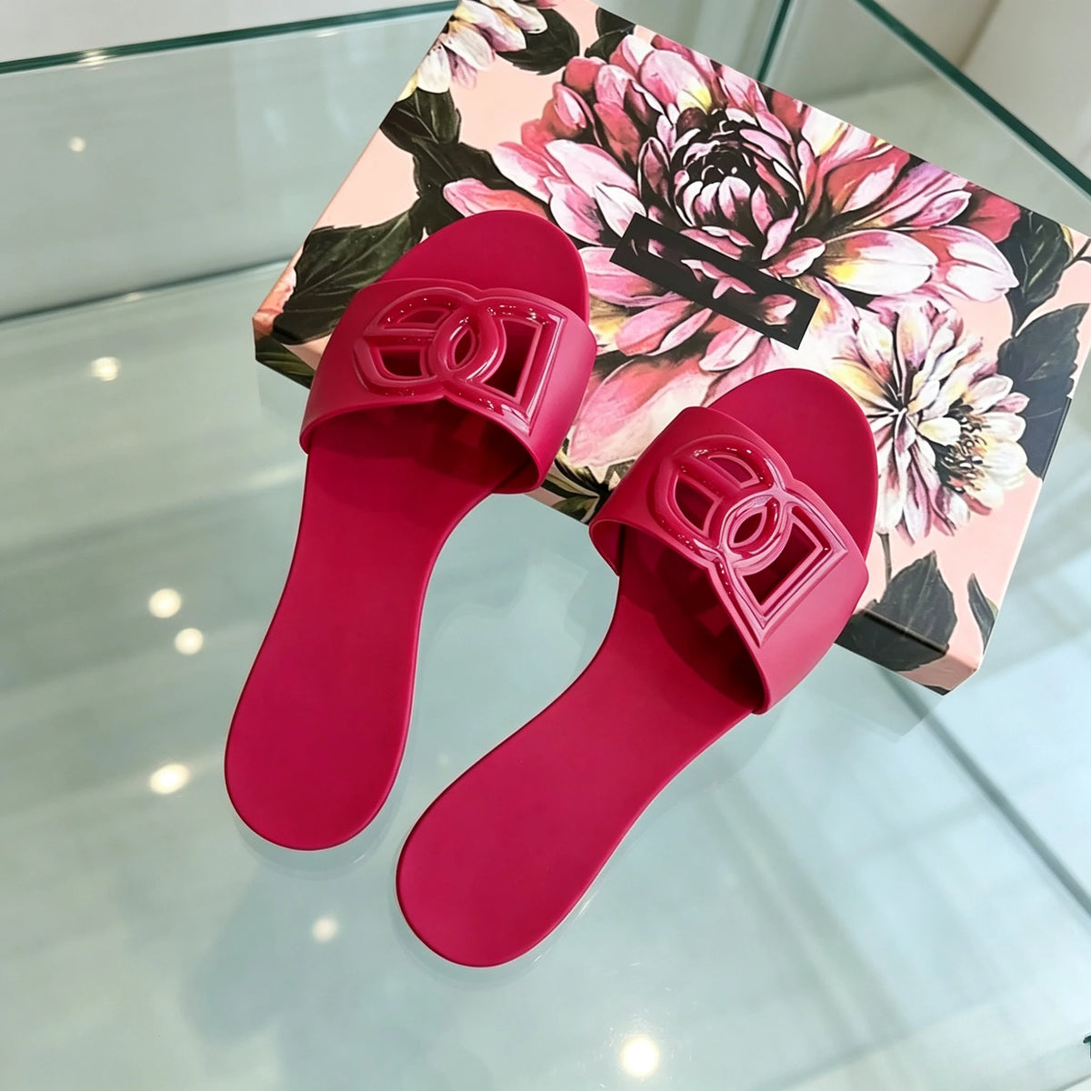 Summer Hot Sale Trendy Fashion Style Jelly Colour Simple Outdoor Indoor Slides for Women Slipper Beach Footwear Cool Sexy