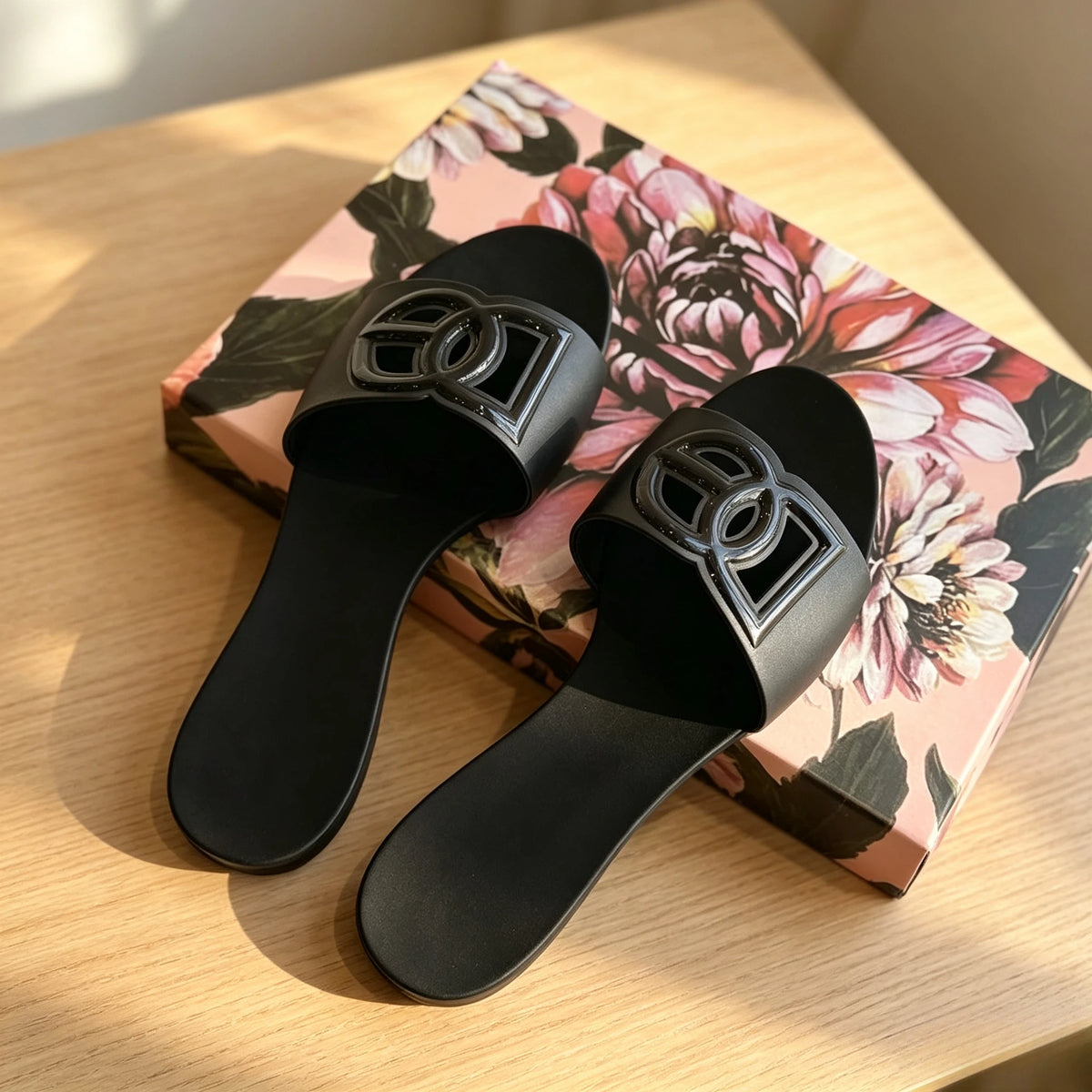 Summer Hot Sale Trendy Fashion Style Jelly Colour Simple Outdoor Indoor Slides for Women Slipper Beach Footwear Cool Sexy